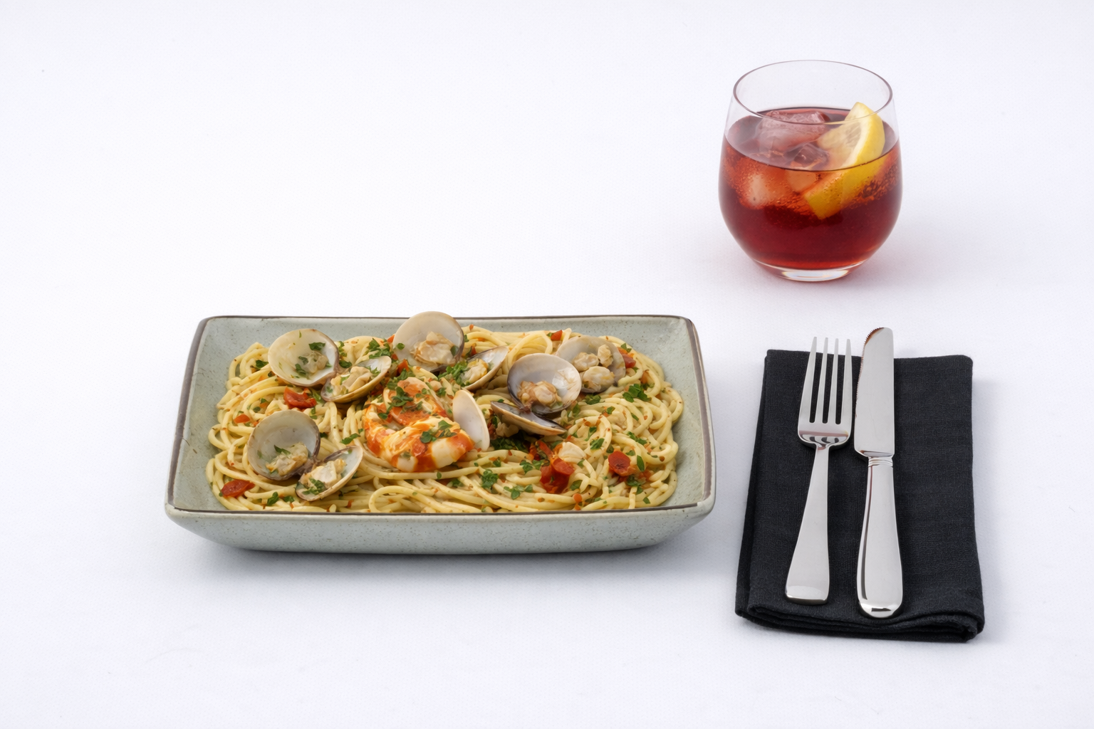 Spaghetti alle vongole with red drink – Pebble Mist